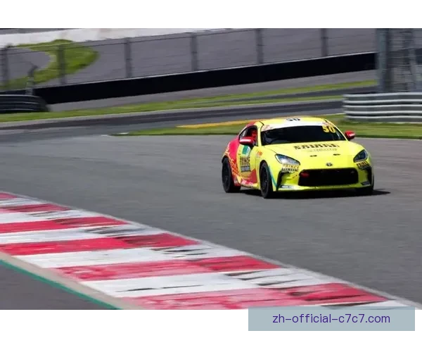 极速飙车：挑战速度极限，争夺赛车冠军！