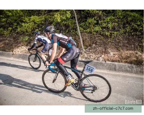 穿越自然，征服山地：极速骑行挑战赛